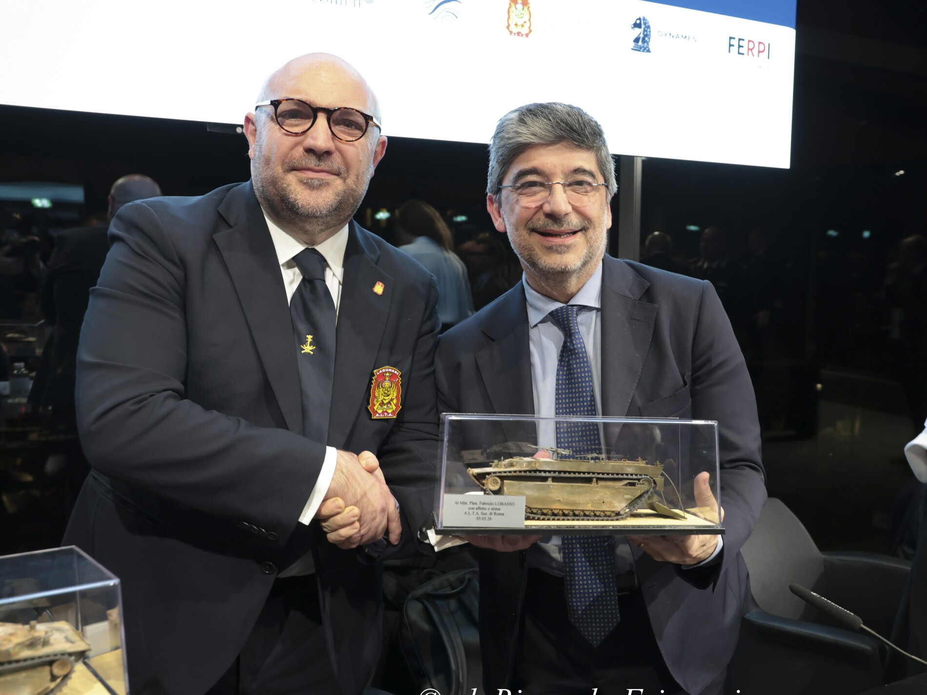 Consegna ricordo con rappresentanti dell’organizzazione